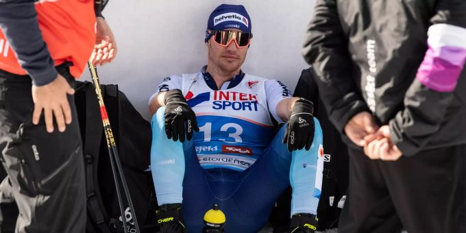 Dario Cologna sitzt nach dem 50-Kilometer-Rennen an der WM in Seefeld (Ö) am Boden. Dario Cologna