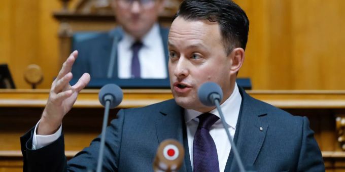 SVP Nationalrat Sebastian Frehner (BS) bei einer Diskussion im Parlament. SVP Nationalrat Sebastian Frehner