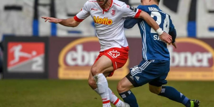 Regensburgs Sargis Adamyan (l) und Gotoku Sakai von Hamburg im Kampf um den Ball. Foto: Armin Weigel