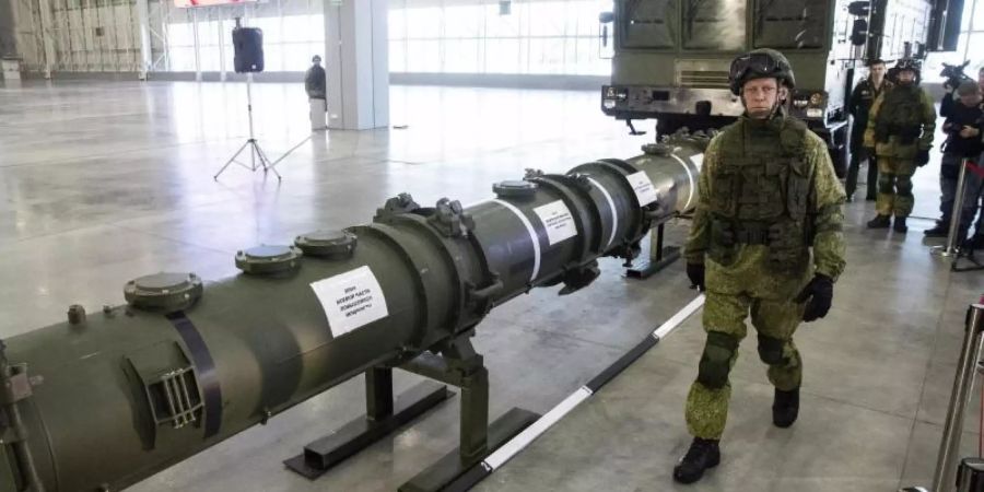 Ein russischer Offizier geht an dem neuen Marschflugkörper vom Typ 9M729 (Nato-Code: SSC-8) entlang. Foto: Pavel Golovkin/AP