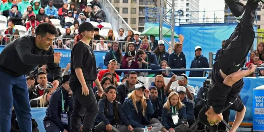 «B4» (r) aus Vietnam beim Finale von Breakdance bei den Olympischen Jugendspielen 2018. Foto: Fabian Ramella