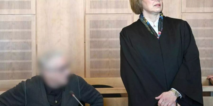 Der angeklagte Heilpraktiker (l) mit seiner Anwältin in einem Saal des Krefelder Landgerichts. Foto: Henning Kaiser