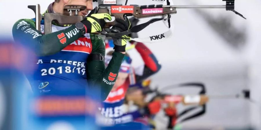 Arnd Peiffer übt am Schiessstand für die WM-Staffel. Foto: Sven Hoppe