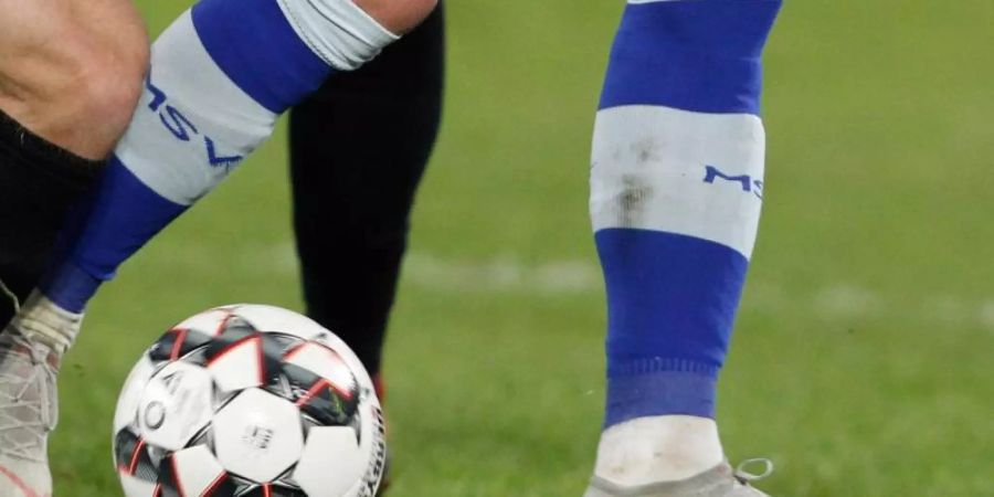 Wegen Unbespielbarkeit des Platzes ist das Westduell zwischen Duisburg und Köln abgesagt worden. Foto: Roland Weihrauch