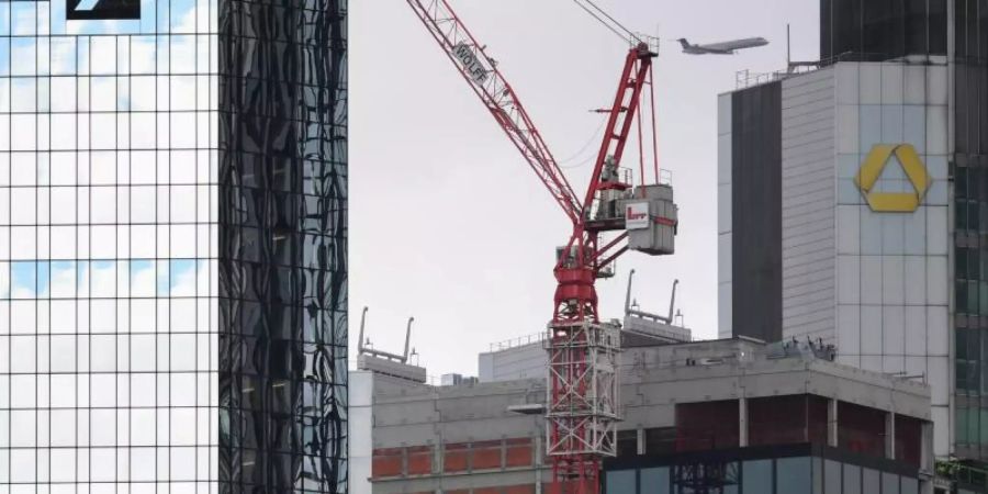 Die Zentralen von Deutscher Bank (l) und Commerzbank in Frankfurt. Foto: Arne Dedert