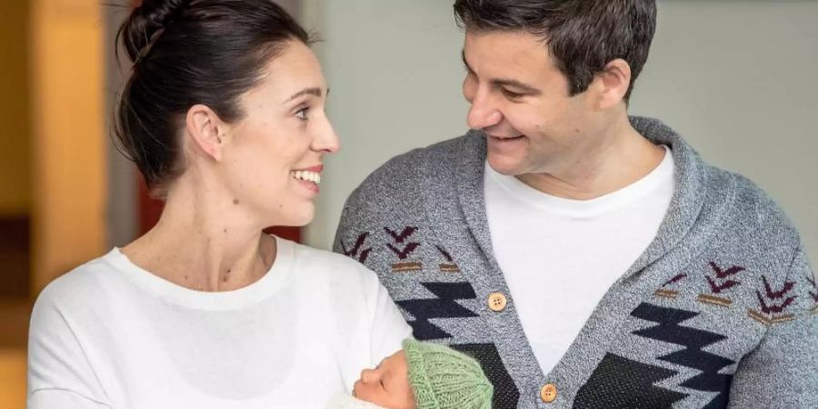 Premierministerin Jacinda Ardern mit ihrem Verlobten Clarke Gayford und dem gemeinsamen Kind. Foto: David Rowland/AAP