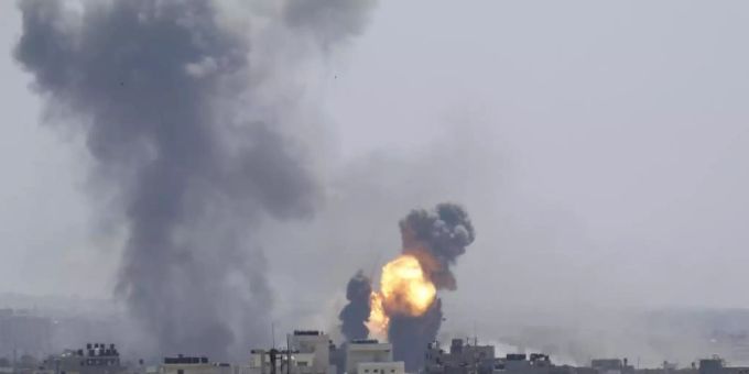Ein israelischer Luftangriff trifft Gaza. Israel