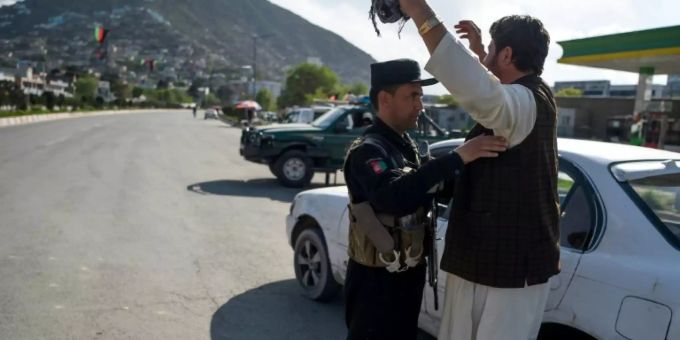 Sicherheitskontrolle an einem Checkpoint in Kabul Sicherheitskontrolle an einem Checkpoint in Kabul