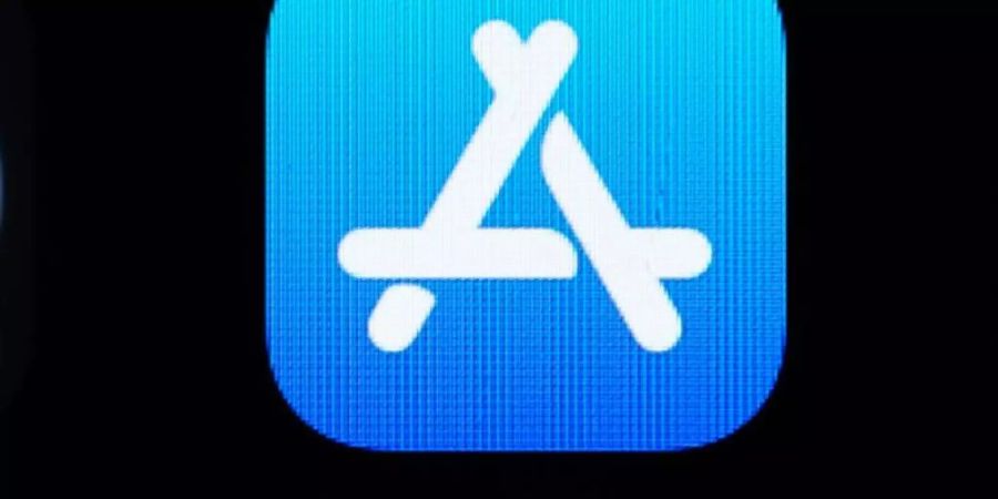 Das Logo des App Store auf dem Bildschirm eines iPhones. Foto: Silas Stein