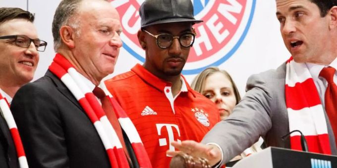 Der FC Bayern München um Clubchef Karl-Heinz Rummenigge (l) und Jérôme Boateng (M.) wird wieder in die USA reisen. Foto: Justin Lane/EPA Der FC Bayern München um Clubchef Karl-Heinz Rummenigge (l) und Jérôme Boateng (M.) wird wieder in die USA reisen. Foto: Justin Lane/EPA