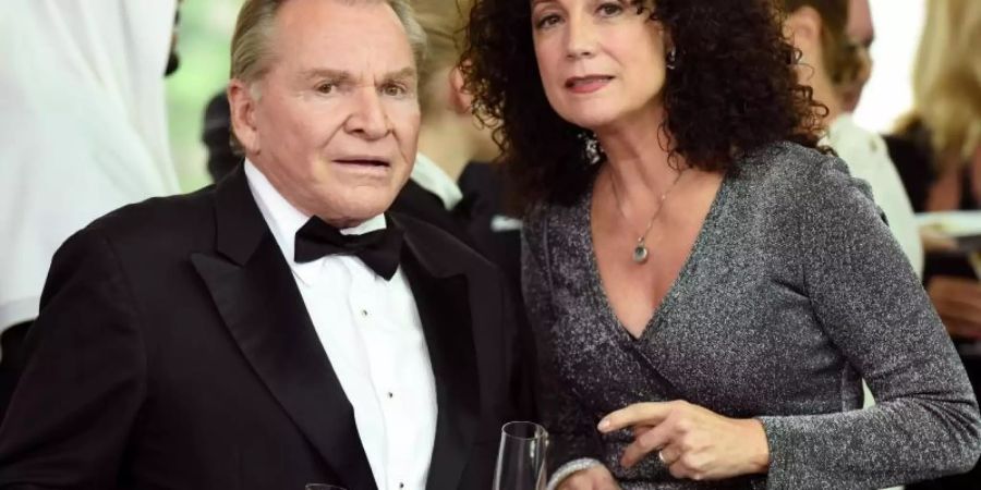 Immobilienmaklerin Jenny Winter (Barbara Wussow) hat Bürgermeister Wöller (Fritz Wepper) überredet, bei einem Gala-Dinner Kontakte zu potentiellen Luxus-Bunker-Investoren zu knüpfen. Foto: ARD/Barbara Bauriedl