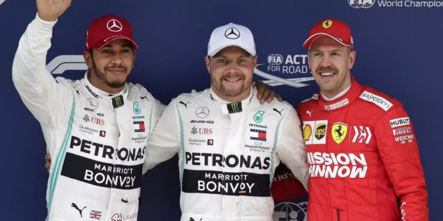 Valtteri Bottas (M) siegte im Qualifying vor Lewis Hamilton (l) und Sebastian Vettel. Foto: Andy Wong/AP