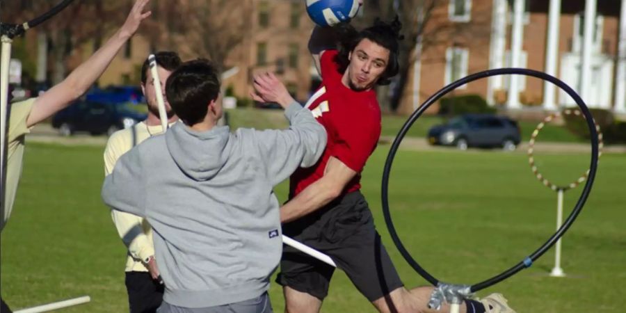 Quidditch auf Plastikstangen