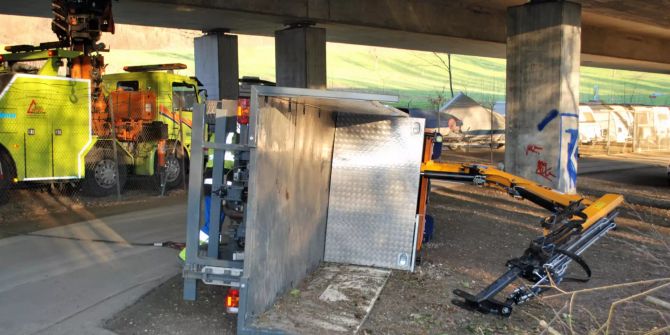 Blieb an Autobahnbrücke hängen.