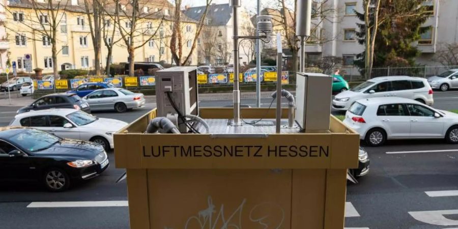 Autos fahren an einer Luftmessstation in Wiesbaden vorbei. Foto: Silas Stein