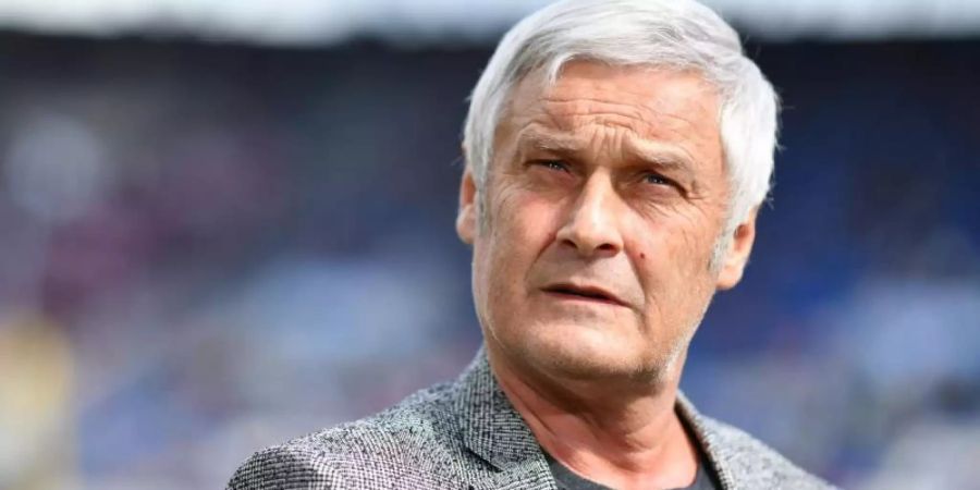Kölns Sportchef Armin Veh kann die Kritik am Trainer Markus Anfang nicht verstehen. Foto: Uwe Anspach