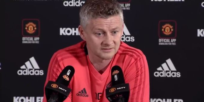 Ole Gunnar Solskjaer (Manchester United) spricht an einer Pressekonferenz. Solskjaer Manchester United