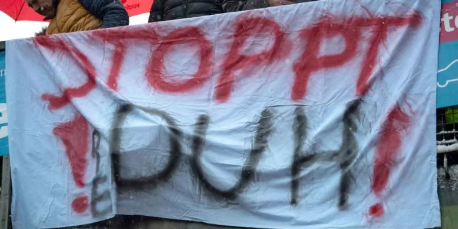 Ein Banner gegen die Umwelthilfe in Stuttgart
