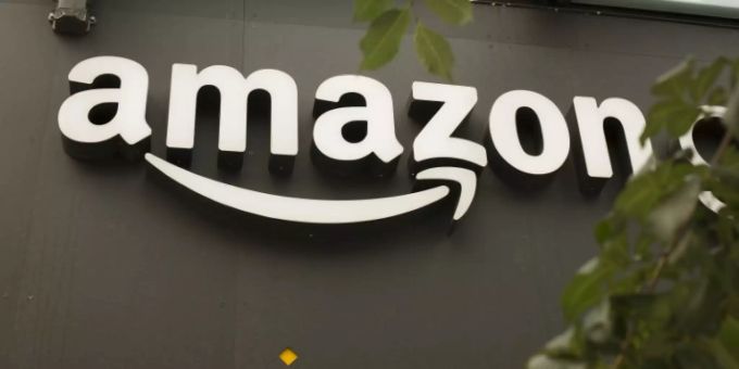Amazon-Gebäude mit dem Logo des Konzerns. amazon.com