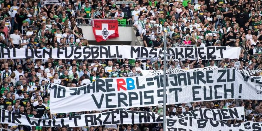 Gladbacher Fans bekunden ihren Unmut gegen RB Leipzig. Foto: Marius Becker