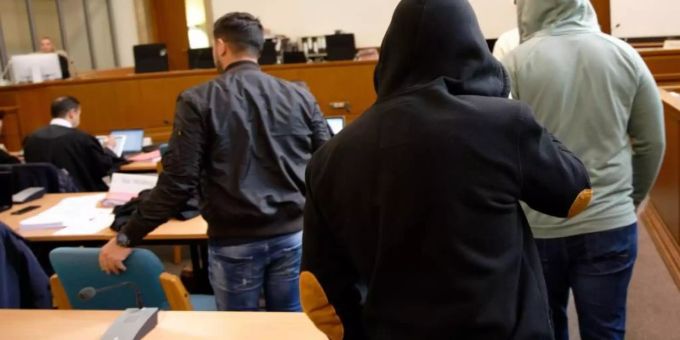 Die Angeklagten kommen beim Prozess um die sogenannte Scharia-Polizei in einen Gerichtssaal des Landgerichts Wuppertal. Vor fünf Jahren waren Islamisten unangemeldet und in Warnwesten mit dem Aufdruck «Shariah Police» nachts durch Wuppertal gezogen. Foto: Henning Kaiser Die Angeklagten kommen beim Prozess um die sogenannte Scharia-Polizei in einen Gerichtssaal des Landgerichts Wuppertal. Vor fünf Jahren waren Islamisten unangemeldet und in Warnwesten mit dem Aufdruck «Shariah Police» nachts durch Wuppertal gezogen. Foto: Henning Kaiser