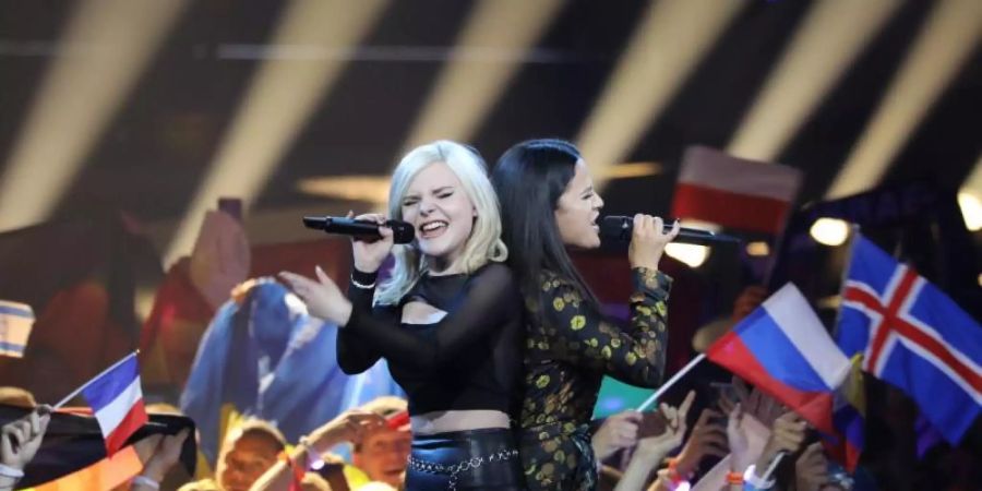 Carlotta Truman (l) und Laurita Spinelli vom Duo S!sters im ESC-Finale. Foto: Ilia Yefimovich