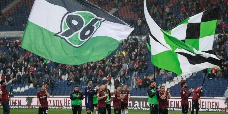 Die Spieler von Hannover 96 feiern den Sieg über den FSV Mainz 05 mit den Fans. Foto: Swen Pförtner