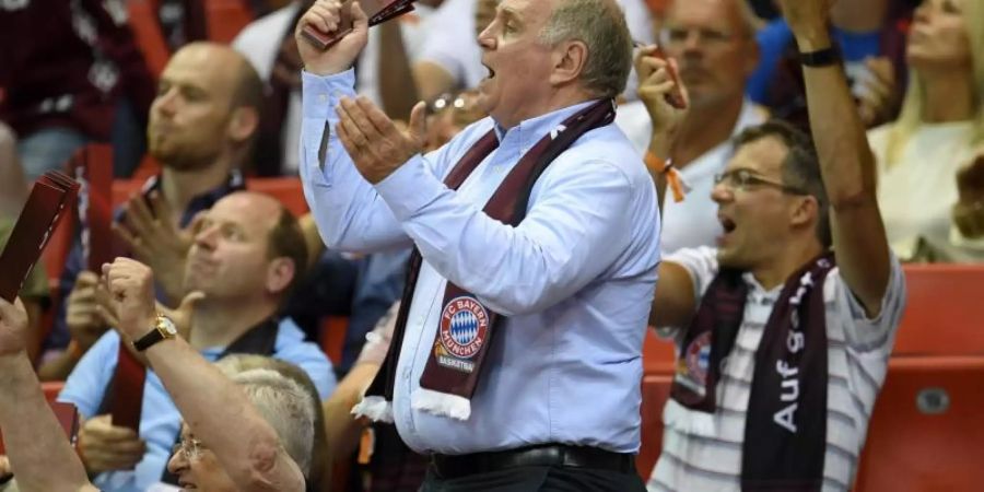 Uli Hoeness fiebert bei einem Spiel der Bayern in der Basketball-Bundeliga mit. Foto: Andreas Gebert/dpa