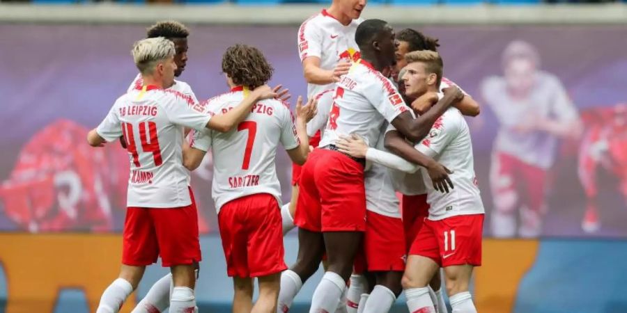 Leipzigs Spieler jubeln über das 1:0 durch Timo Werner (r). Foto: Jan Woitas