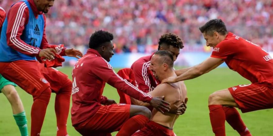 Franck Ribéry (2.v.r.) wird nach seinem Tor zum 4:1 gefeiert. Foto: Matthias Balk