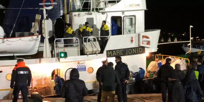 Das Schiff "Mare Jonio" mit 49 Migranten an Bord dockt im Hafen der Insel Lampedusa an. Foto: Elio Desiderio/ANSA/AP Das Schiff "Mare Jonio" mit 49 Migranten an Bord dockt im Hafen der Insel Lampedusa an. Foto: Elio Desiderio/ANSA/AP