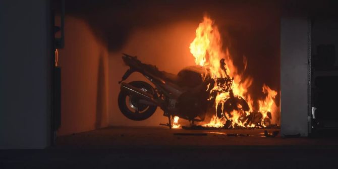 Mosnang: Motorradbrand in Garage