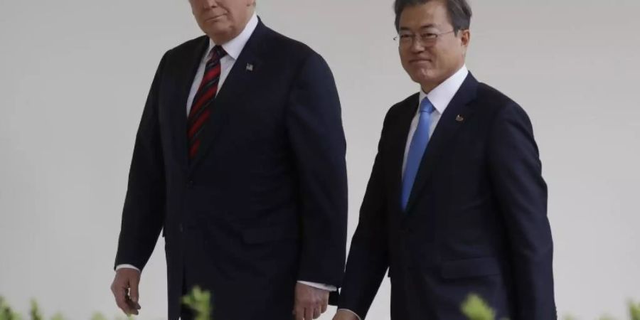 US-Präsident Donald Trump empfängt seinen südkoreanischen Amtskollegen Moon Jae In (r) im Weissen Haus. Foto: Evan Vucci/AP
