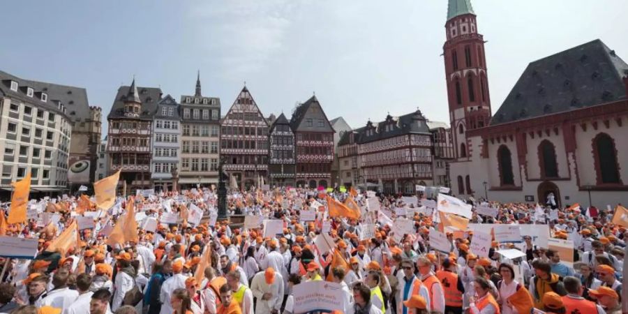 Klinikärzte streiken in Frankfurt am Main. Foto: Silas Stein