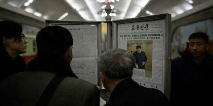 Pendler in Pjöngjang lesen einen Bericht über die Wahl Pendler in Pjöngjang lesen einen Bericht über die Wahl