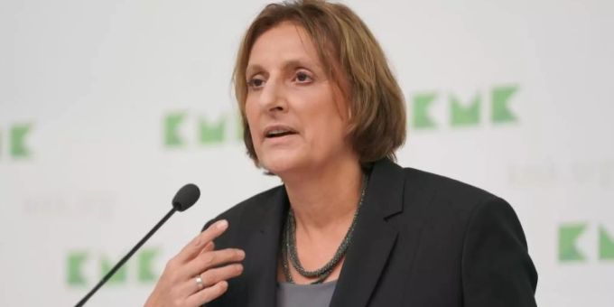Höhere Inzidenzen bei Kindern und Jugendlichen «für uns nicht besorgniserregend»: KMK-Präsidentin Britta Ernst. Foto: Jörg Carstensen/dpa Höhere Inzidenzen bei Kindern und Jugendlichen «für uns nicht besorgniserregend»: KMK-Präsidentin Britta Ernst. Foto: Jörg Carstensen/dpa