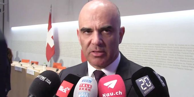 Bundesrat Alain Berset bei einem Pool-Interview – eines der letzten vor den Pandemie-Massnahmen und eines der ersten zum Thema «Coronavirus», am 24. Februar 2020. Alain Berset Pool-Interview Coronavirus