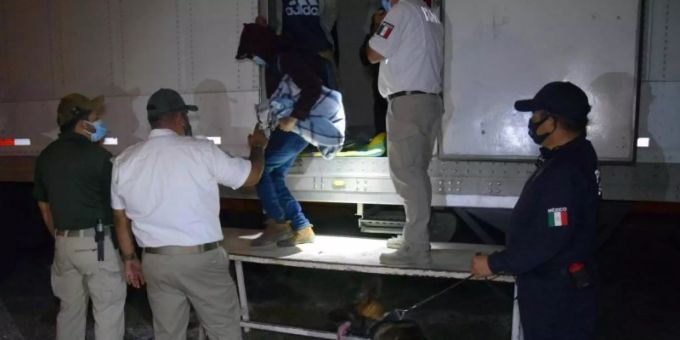Polizisten und Offiziellle helfen Migranten aus Sattelzügen. Mexikanische Soldaten haben in den Aufliegern dreier Sattelzüge insgesamt 652 mittelamerikanische Migranten in versiegelten Kühlkammern entdeckt. Foto: --/Regierung des Bundesstaates Tamaulipas/dpa Polizisten und Offiziellle helfen Migranten aus Sattelzügen. Mexikanische Soldaten haben in den Aufliegern dreier Sattelzüge insgesamt 652 mittelamerikanische Migranten in versiegelten Kühlkammern entdeckt. Foto: --/Regierung des Bundesstaates Tamaulipas/dpa