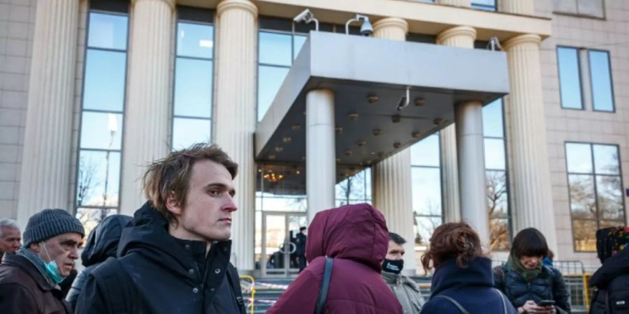 Demonstranten vor dem Gericht in Moskau