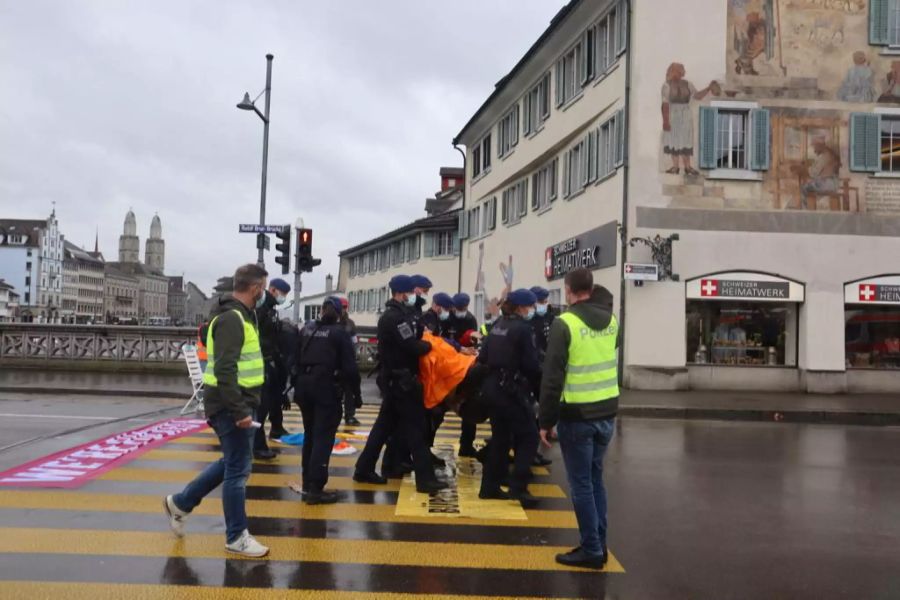 Ein Aktivist muss von der Polizei weggetragen werden.