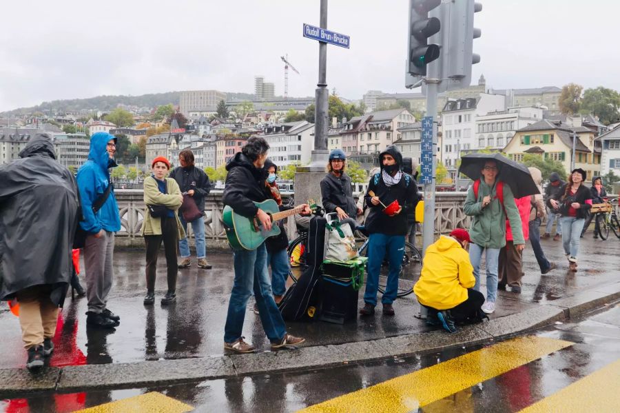 Trotz Regen musizierten die Aktivisten auf der Brücke.