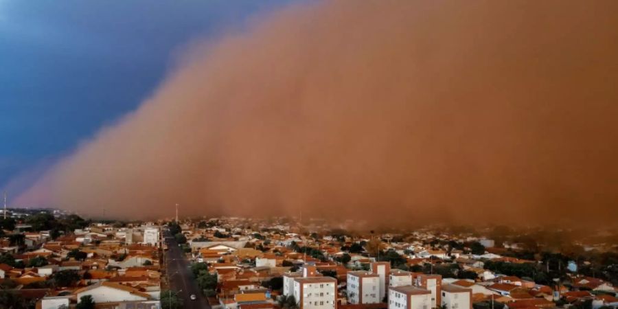 Ein heftiger Sandsturm hüllt eine Stadt ein