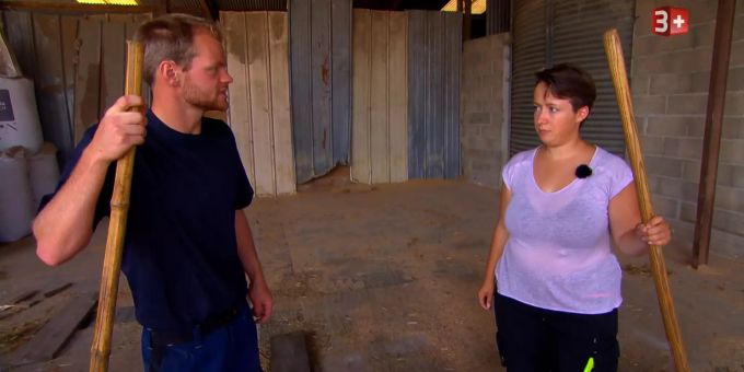 Hofdame Nathalie greift Lukas unter die Arme. bauer ledig sucht