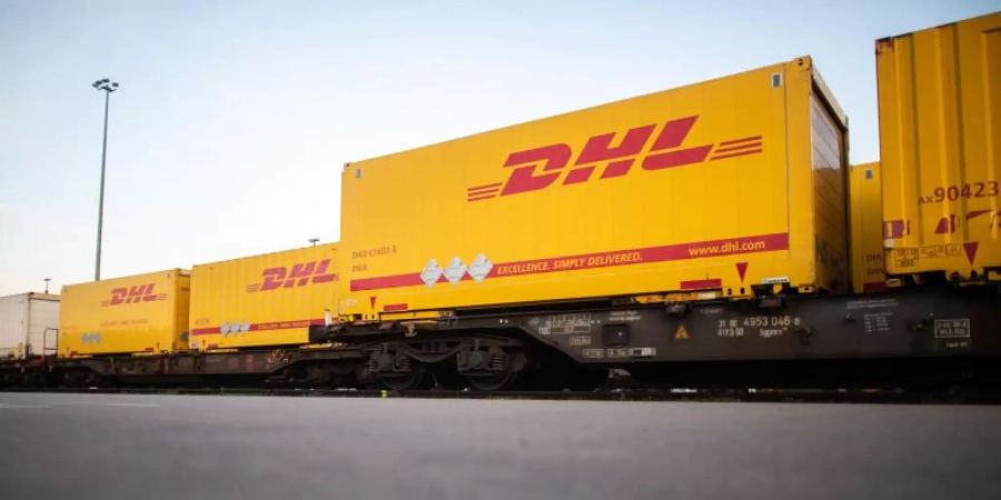 DHL-Container stehen im Güterterminal in Langerfeld in Wuppertal auf Waggons. Foto: Jonas Güttler/dpa