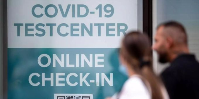 Ohne Impfung wird der Corona-Alltag ab nächster Woche für viele komplizierter - und auch teurer. Denn Schnelltests sind ab Montag nicht mehr einfach für alle gratis. Foto: Marius Becker/dpa/Symbolbild Ohne Impfung wird der Corona-Alltag ab nächster Woche für viele komplizierter - und auch teurer. Denn Schnelltests sind ab Montag nicht mehr einfach für alle gratis. Foto: Marius Becker/dpa/Symbolbild