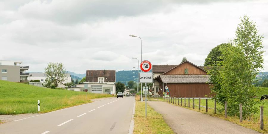 Einfahrtstrasse Richtung der Gemeinde Jonschwil.