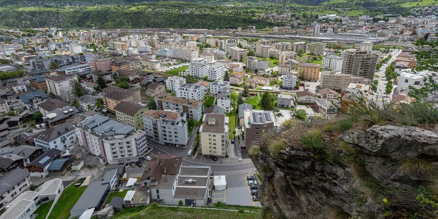 Blick vom Wanderweg Lötschberger auf Naters. Hinten der Bahnhof Brig und Brig-Gils.