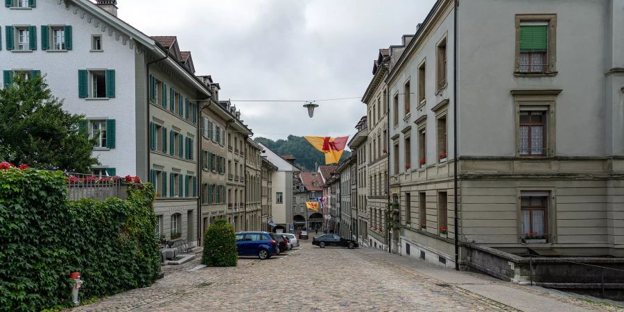 Rechts das Rathaus von Burgdorf am Kirchbühl. Hier ist ein grosser Teil der städtischen Verwaltung untergebracht.