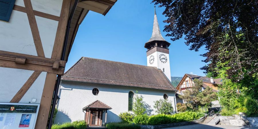 Schulweg in Wattenwil mit Wegweisern Bibliothek und Schule.