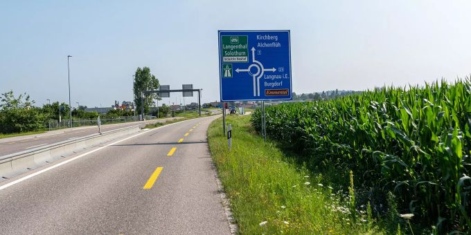 Strassenwegweiser Kirchberg, Alchenflüh, Langnau i.E., Burgdorf und Emmental an der Bernstrasse in Lyssach. Strassenwegweiser Kirchberg, Alchenflüh, Langnau i.E., Burgdorf und Emmental an der Bernstrasse in Lyssach.